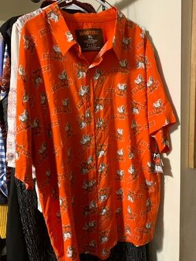 Hooters Orange Short-Sleeve Button-Up with Novelty Print XL